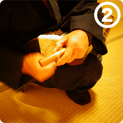 2.琴に琴糸を通す