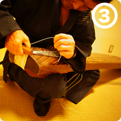 3.箏上部の尾布で糸締め加減調整