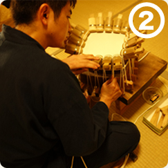 2.三味線の犬皮を締め縄で張る