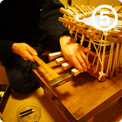 5.三弦の皮張りを張り台で調弦